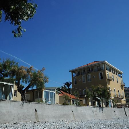אפרטהוטל ונטימיגליה Holiday'S Beach מראה חיצוני תמונה