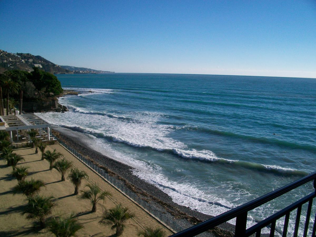 אפרטהוטל ונטימיגליה Holiday'S Beach מראה חיצוני תמונה
